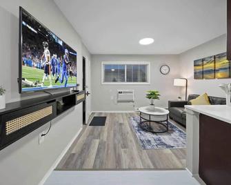 New 1bd Apartment Near Ferndale - Hazel Park - Living room
