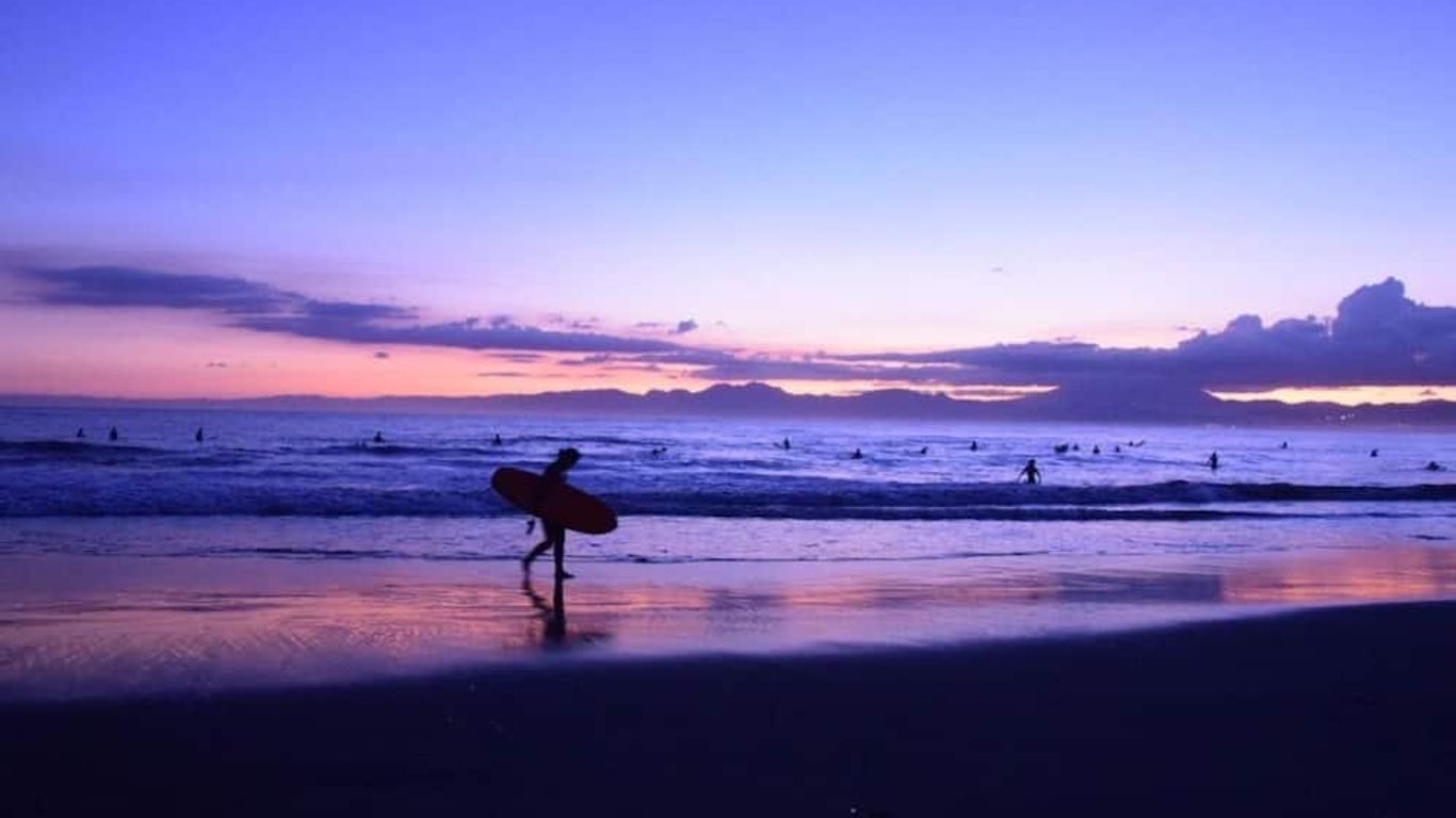 Iza Enoshima Guest House And Bar