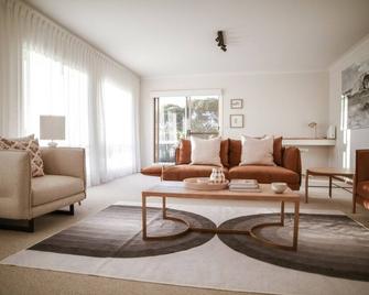 Stylish home to accommodate everyone. Only minutes away from town centre. - Esperance