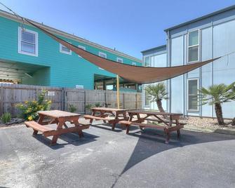 Mustang Bungalow 4mi - Port Aransas - Patio