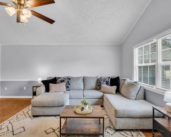 Central Location | Fresh Remodel | Family Friendly - Columbus - Living room