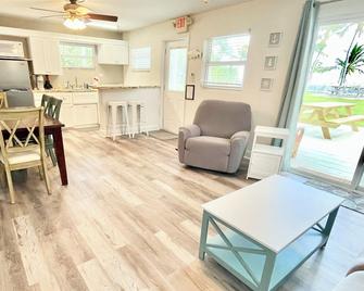 Sanctuary in Paradise Featured on H G T V - Islamorada - Living room