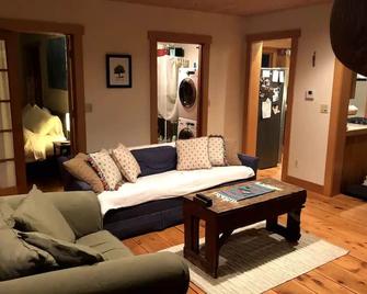 The Cottage @ Chestnut Hill Guest House & Farm - Orchard Park - Wohnzimmer