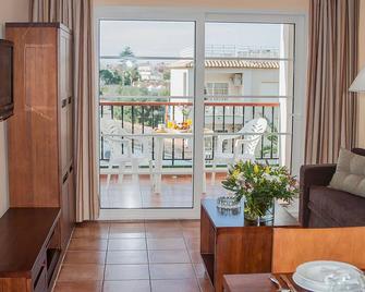 أونا أوجيساكا جاردن - دينايا - غرفة معيشة