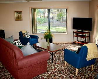 Serena Cottages Beechworth - Your Country Getaway - 1 - Beechworth - Living room