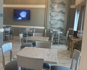 Deluxe 6 Inn & Suites - Olmito - Restaurante