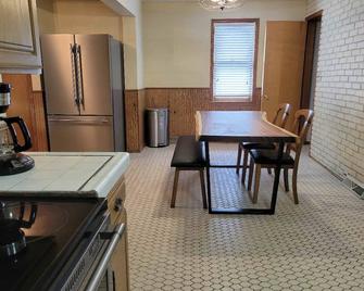 Bayfront Cottage is a 3 bedroom house on Richmond Bay. - La Crosse - Dining room