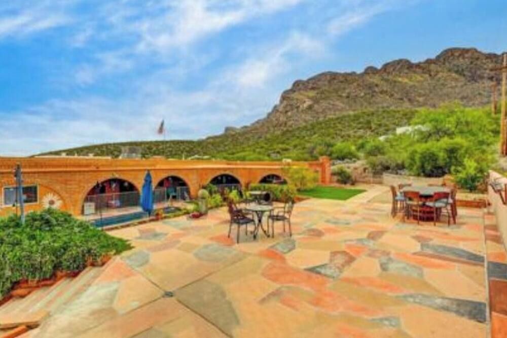 Entire Mountain View guesthouse hosted by Karen. New Pickleball Ct on property. - Oro Valley - Patio