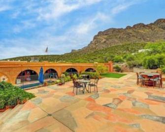 Entire Mountain View guesthouse hosted by Karen. New Pickleball Ct on property. - Оро-Вейлі - Патіо