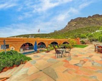 Entire Mountain View guesthouse hosted by Karen. New Pickleball Ct on property. - Oro Valley - Patio