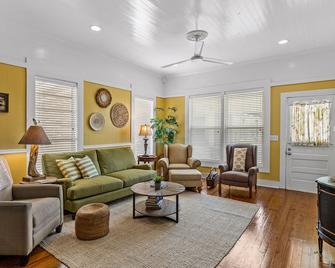 Cottage located steps away from downtown PSJ. - Port St. Joe - Sala de estar
