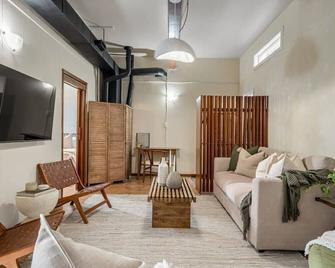Bourbon | Retro Getaway | Sleeps 4 & Full Kitchen! - Drumheller - Huiskamer