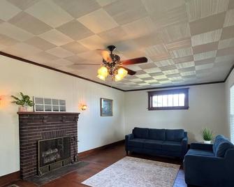 Beautiful Historical House in the heart of Putnam County - Unionville