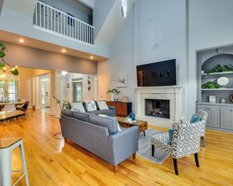Grand Lakefront Home in Hartwell w/ Game Room! - Hartwell - Sala de estar