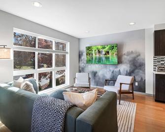 Stylish 3BR Townhouse Just Minutes from Downtown! - Seattle - Living room