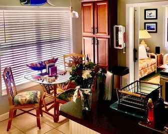 1.5 mile 2 Beach Our Cottage Aloe Vero clean, neat and fun Great Location! - Vero Beach - Essbereich