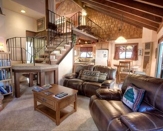 Sky Chalet 3 Bedroom Cabin by RedAwning - South Lake Tahoe - Living room