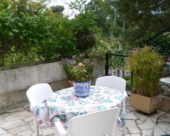 Apartment In Villa - Carros - Patio