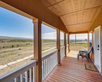 Fish, Hunt & Explore! Rodeo City Home w/ Hot Tub - Ellensburg - Balkon