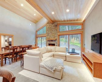 Luxe Valley Home w/ Sauna & Hot Tub Near Mazama - Mazama - Living room
