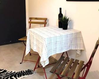 Perfect spot in Ramat Yishay for single or couple - Ramat Yishay - Dining room