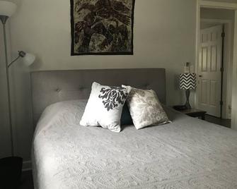 Cute Cottage, Pet and Family Friendly, Reduced Rates for Longer Term Rentals - Black Mountain - Bedroom