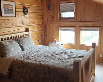 Log cabin with large deck and 6 person hot tub - Dawson City - Bedroom