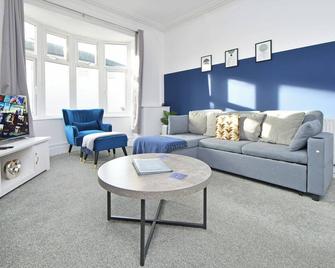 Bentley House - By Sigma Stays - Crewe - Living room