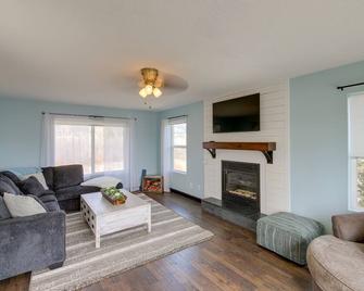 Pet-friendly Victor Home w/ Fire Pit & Large Yard! - Victor - Sala de estar