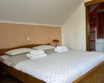 Guesthouse Kajfes - פליטביצ'קה יזרה