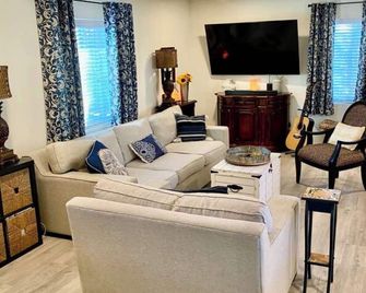 Charming Celtic Cottage Retreat – 2 Bed, 1 Bath Haven\' - Mount Dora - Living room