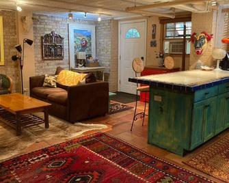 Unique Apt. in Upscale Evanston with Easy Access to Chicago - Evanston - Living room