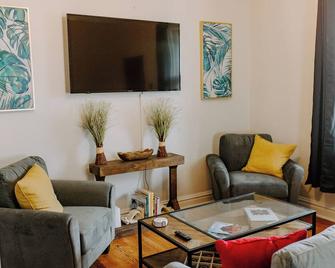 Cielo Casa on “The Hill” Walkable and mins away from, BJC, SLU, Downtown + more - San Luis - Sala de estar