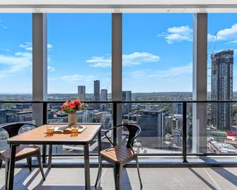 Kozyguru | Parramatta 2 Bed Apt With Parking - Parramatta - Balkon