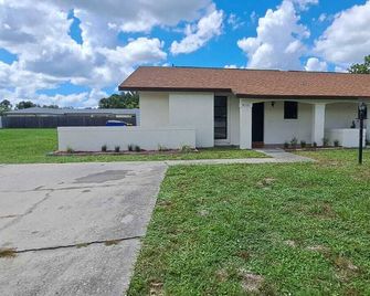 Cozy Modern Haven - Sebring - Building