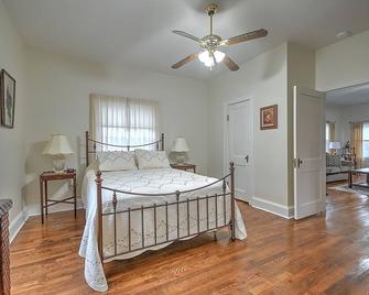 Walter & Mae's Farmhouse: Charming accomodations with gorgeous mountain views - Elizabethton - Habitación