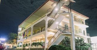 Kingsley's Hotel and Gastro Pub - Angeles City - Building