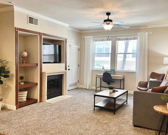 Relaxing 2-BR Apt with Pool Hot Tub Gym and Basketball Court Access - Reno - Living room
