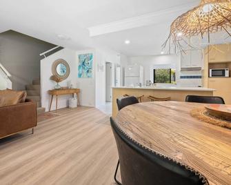 Modern & Stylish 2 Bedroom Townhouse - Noosaville - Jadalnia