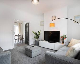 Cudworth House, Barnsley for contractors & Families, off-road parking, speedy WIFI,etc - Hemsworth - Living room