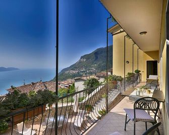 Rustico Kristi by Theater Home - Tignale - Balcone