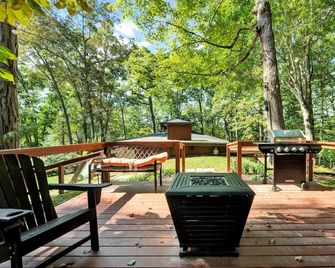Cute Guesthouse, 4mi from Lee University, sleeps 4, new deck w/ fire pit, grill - Cleveland - Binnenhof