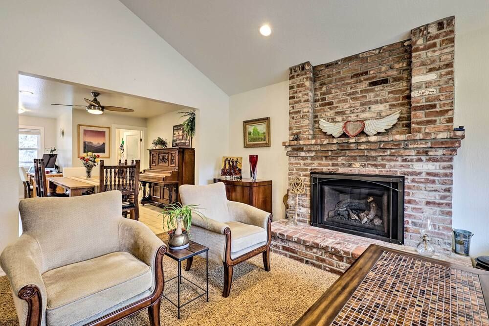 Wine Country Retreat at Private Creekside House! - Glen Ellen - Wohnzimmer
