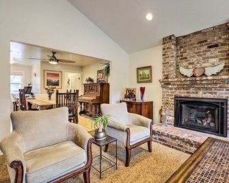 Wine Country Retreat at Private Creekside House! - Glen Ellen - Wohnzimmer