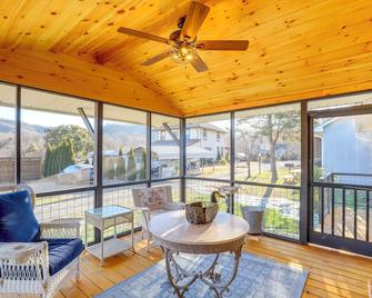 2 Blocks to Appalachian Trail Updated Cabin! - Hot Springs - Sala de estar