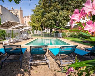 ibis Styles Mâcon Centre - Mâcon - Zwembad