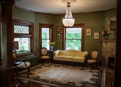 Charming Historic Victorian Home W/Fireplace - Pittsburg - Living room