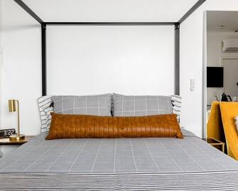 Vibe on the Patio at a Modern Luxury Studio near LAX Beach - Los Angeles - Bedroom