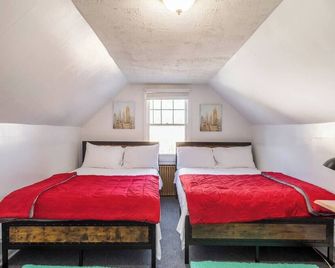 2 Pvt bed Rms/1bathroom no kitchen attic - Uniondale - Schlafzimmer