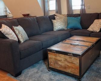 Beautiful Historic Neighborhood Carriage House Located near Downtown Golden - Golden - Living room